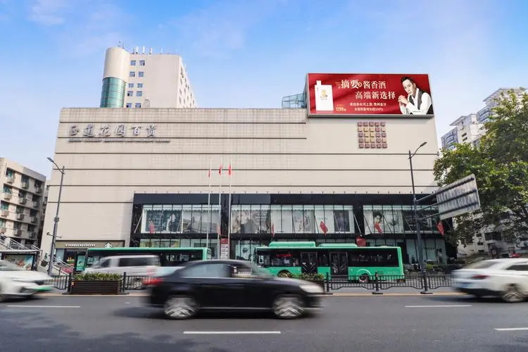楼顶大型广告灯箱